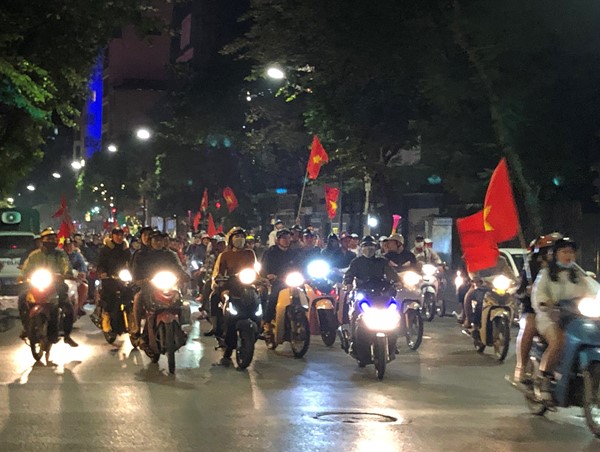 Biển người đổ ra đường sau chiến thắng của Đội tuyển Việt Nam trước UAE