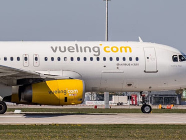 Khách trốn trong toilet để đi lậu máy bay