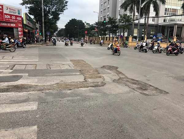 Đường Nguyễn Phong Sắc nham nhở, tiềm ẩn nguy cơ tai nạn giao thông