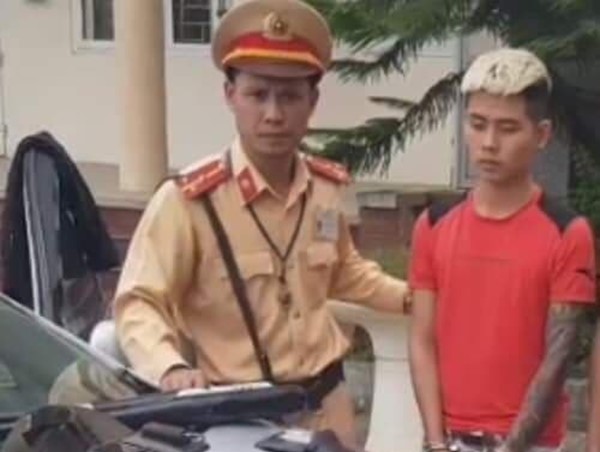 Dừng xe ô tô chạy quá tốc độ, CSGT phát hiện ma tuý dưới tấm che nắng