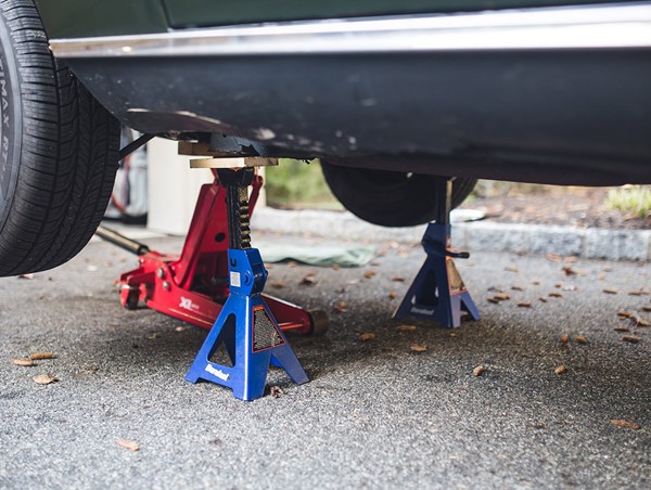 Hướng dẫn cách kích gầm xe ô tô 1 cách an toàn