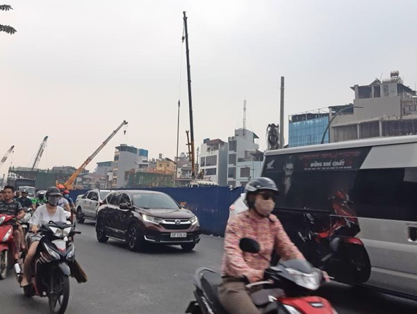 Phớt lờ quy định, đầu trần đi xe máy