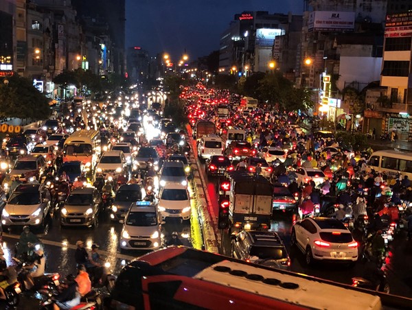 [Ảnh] Đường phố Hà Nội tắc cứng trong mưa rét