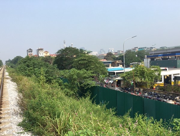 Hành lang đường sắt Bắc Hồng - Văn Điển bị “xâu xé”