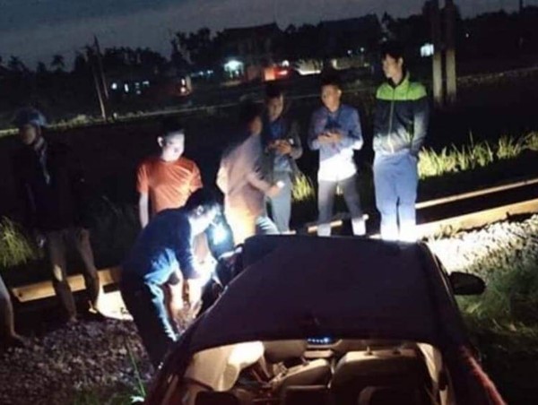 Ô tô bị tàu hỏa kéo lê 40m, tài xế may mắn thoát chết