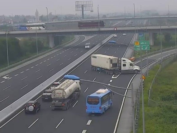 Những hiểm họa khó lường khi di chuyển trên cao tốc 