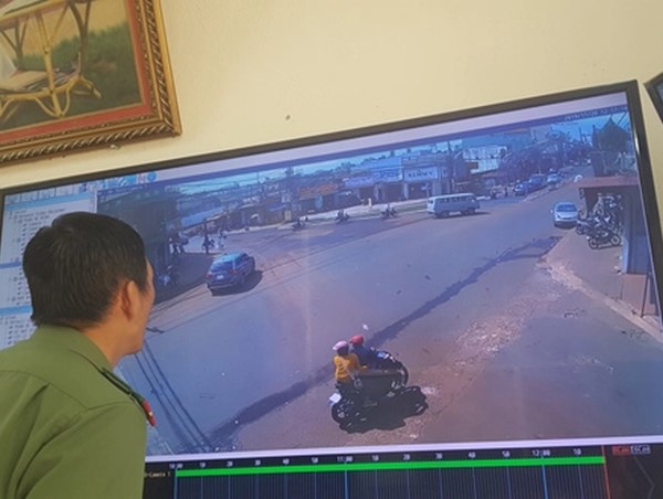 Truy tìm ôtô tông hai cô giáo dừng đèn đỏ rồi bỏ chạy