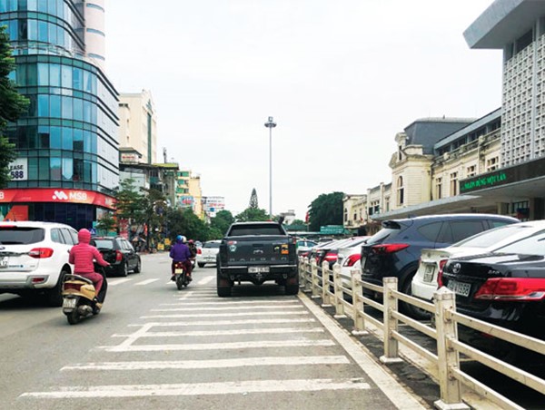 Ô tô dừng đỗ sai quy định trước cửa Ga Hà Nội