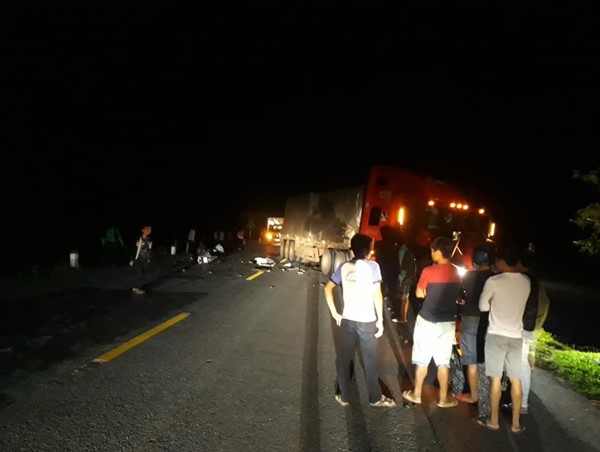 Đối đầu với xe container, 2 thanh niên tử vong thương tâm