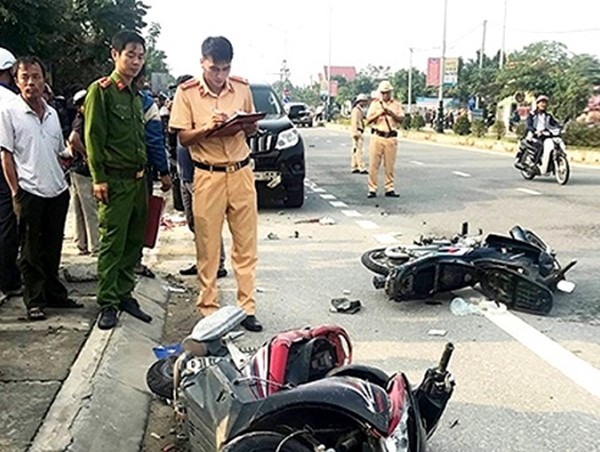 Hà Tĩnh: Va chạm giữa ô tô và 2 xe máy, 2 người thương vong