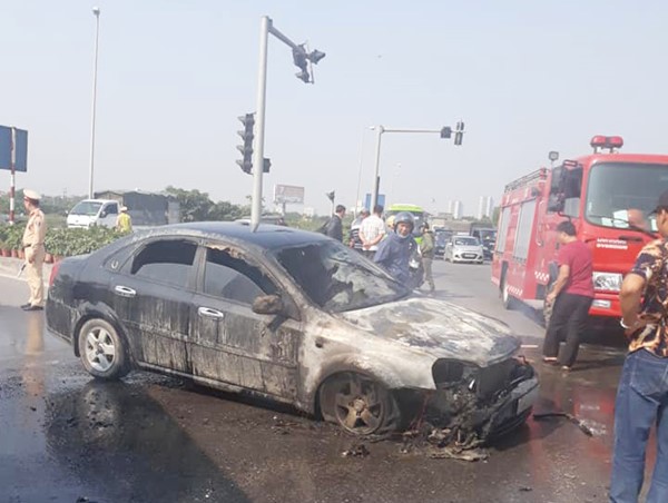 Bắc Ninh: Xe Lacetti bốc cháy dữ dội khi đang đi trên đường cao tốc