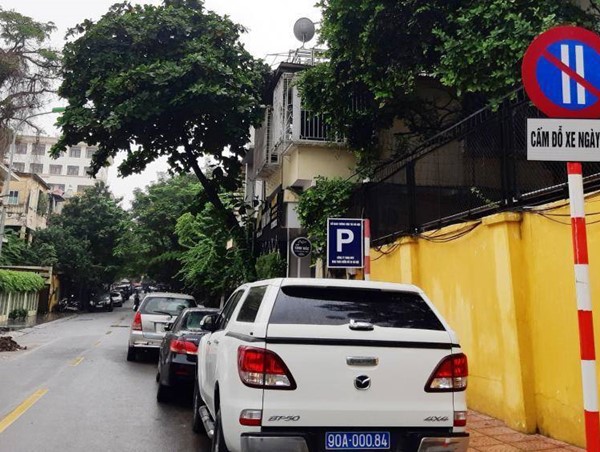 Hà Nội: Hàng trăm ô tô vi phạm đỗ xe theo ngày chẵn - lẻ bị xử lý