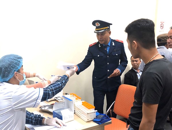 Phát hiện lái xe dương tính với ma túy tại Bến xe Giáp Bát