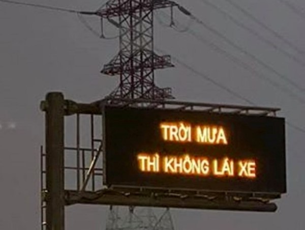 Vì sao phải xin lỗi tài xế về dòng chữ “Trời mưa thì không lái xe”?