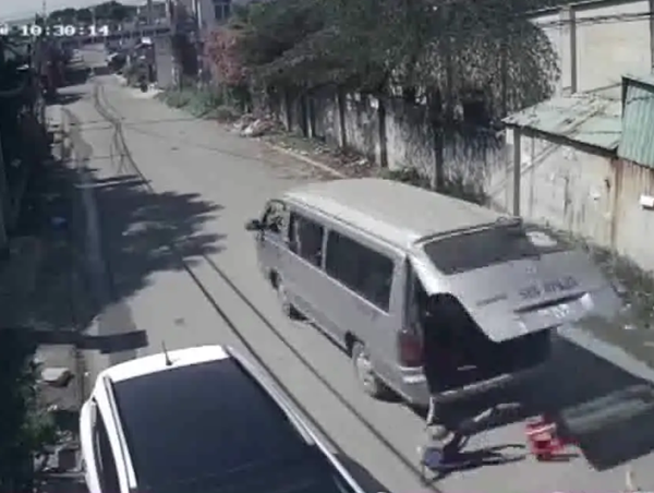 Xe chở học sinh làm rơi ba cháu nhỏ xuống đường