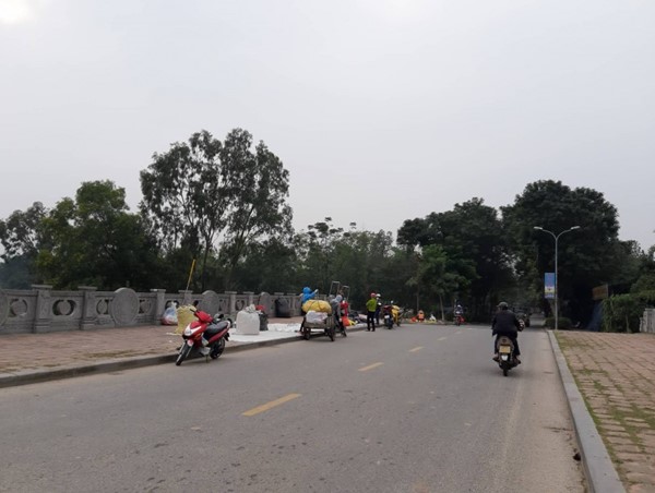 Mất an toàn giao thông từ việc bán hàng rong trên cầu