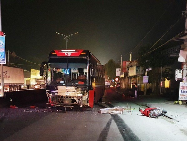 Xe máy chở 3 va chạm ô tô khách, 1 người chết, 2 người nguy kịch