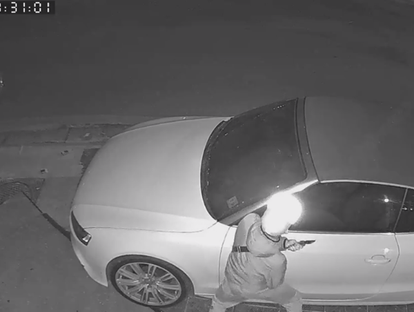 Video: "Siêu trộm" bẻ gương xế hộp tiền tỷ trong tích tắc