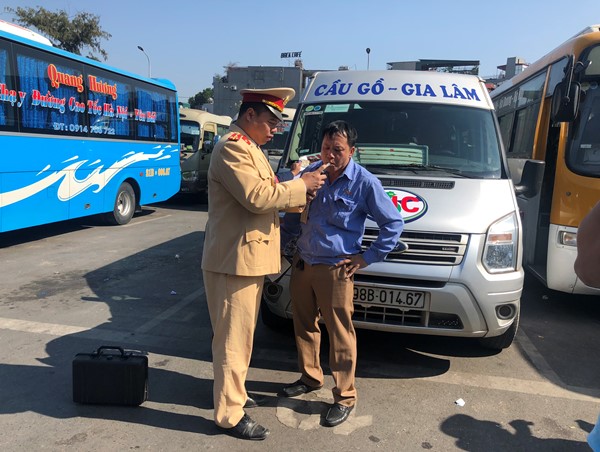 Kiểm tra ma tuý, nồng độ cồn gần 50 lái xe tại bến Gia Lâm