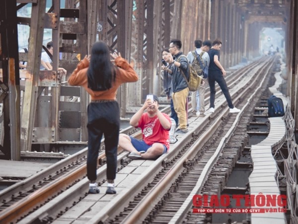 Cầu Long Biên: Nguy cơ trở thành “địa chỉ của thảm họa” vì chụp ảnh