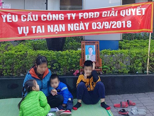 Người phụ nữ mang 3 con nhỏ đến “bắt đền” Ford Thanh Xuân