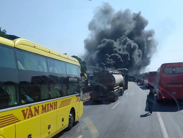 Xe khách đang chạy bất ngờ bốc cháy ngùn ngụt trên QL1A