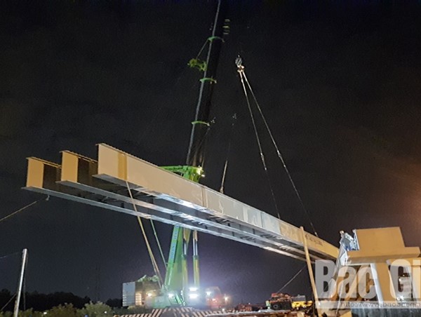 Bắc Giang: Hoàn thành lắp đặt dầm chính cầu vượt dân sinh cao tốc Hà Nội - Bắc Giang