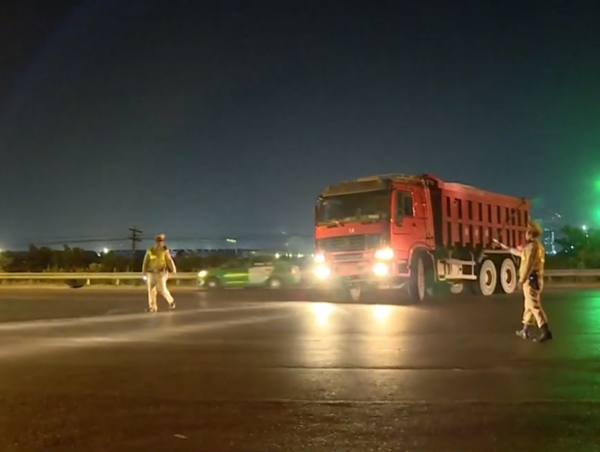 Hà Nội tăng cường xử lý xe quá khổ, quá tải dịp cuối năm