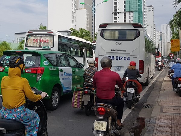 Ùn tắc vì… bãi đậu xe