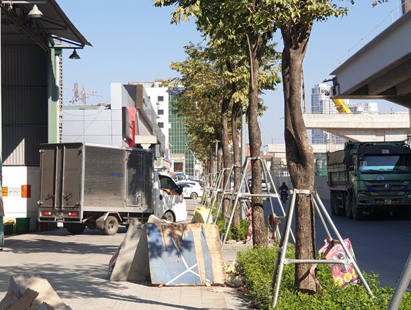 Toàn cảnh xâm hại vỉa hè đường nghìn tỷ vừa thông xe