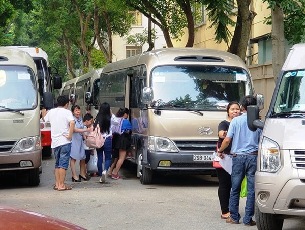 Hà Nội xử phạt hàng chục xe đưa đón học sinh