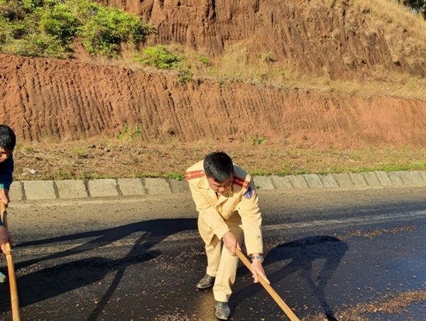 Dầu điều đổ tràn đường Hồ Chí Minh, CSGT nỗ lực khắc phục, giảm trơn trượt