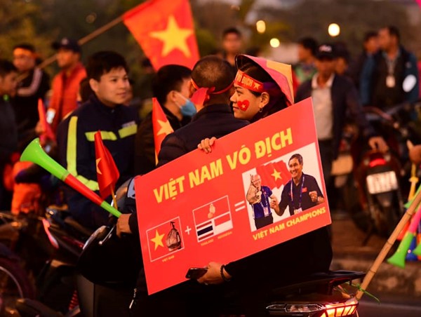 Nhiều người chờ đón đội tuyển U22 bóng đá Việt Nam