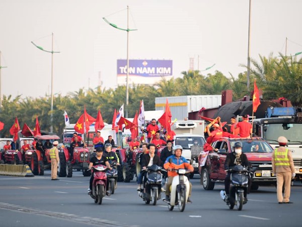 Đường lên sân bay Nội Bài đông nghẹt người chào đón đoàn thể thao Việt Nam