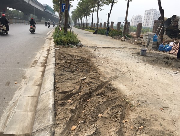 Vỉa hè đường nghìn tỷ Phạm Văn Đồng vẫn chưa được “giải cứu“