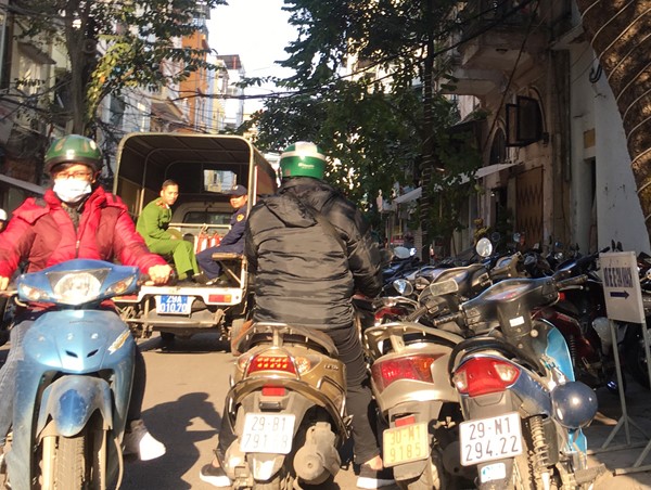 Quận Ba Đình: Xe cộ đỗ “bát nháo” tại phố Hoè Nhai