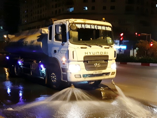 Đường phố Hà Nội đã giảm bụi sau 2 ngày rửa đường