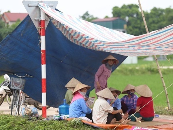 Người dân lại chặn xe vào bãi rác Nam Sơn