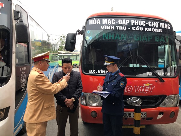 Kiểm tra đột xuất lái, phụ xe khách tại bến Giáp Bát