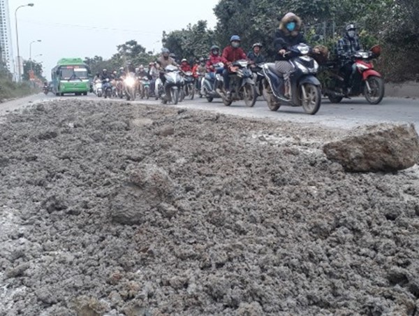 Tái diễn tình trạng bùn đất phủ kín đường gom Đại lộ Thăng Long