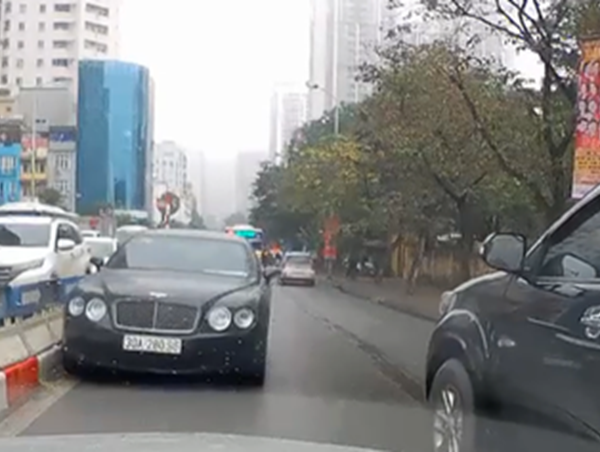 Xử phạt tài xế lái “siêu xe” Bentley chạy ngược chiều ở Hà Nội