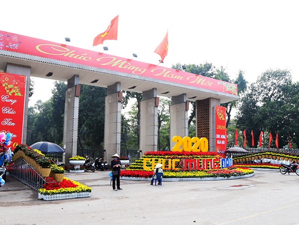 Gấp rút hoàn thành trang trí đường phố đón năm mới 2020