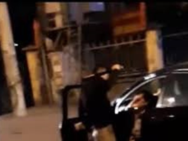 Thanh niên cầm gậy bóng chày đánh đập, hành hung người lái “xế hộp” trong đêm