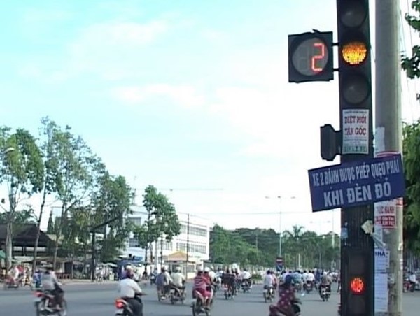 Lái xe máy vượt đèn vàng sẽ bị xử phạt đến 1 triệu đồng theo quy định mới