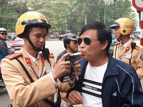 Uống 2 chén rượu bị phạt 7 triệu đồng và tước GPLX gần 2 năm