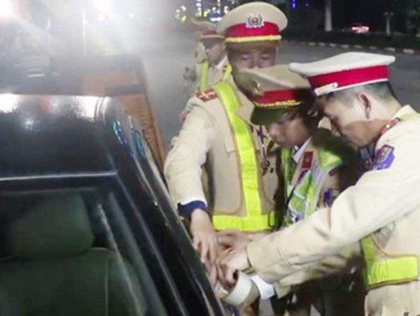 Nghệ An: Bị kiểm tra nồng độ cồn, tài xế chốt kín cửa, gọi “người lạ” đến cứu