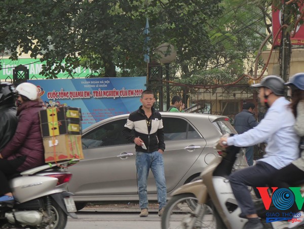 Hà Nội: Ngang nhiên “xin” tiền trông xe tại phường Ngọc Khánh 