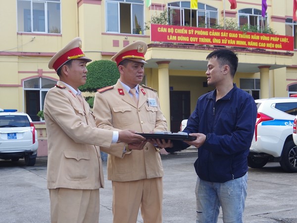 Nhặt được tài sản trị giá gần 100 triệu, CSGT Hà Nam tìm người trả lại