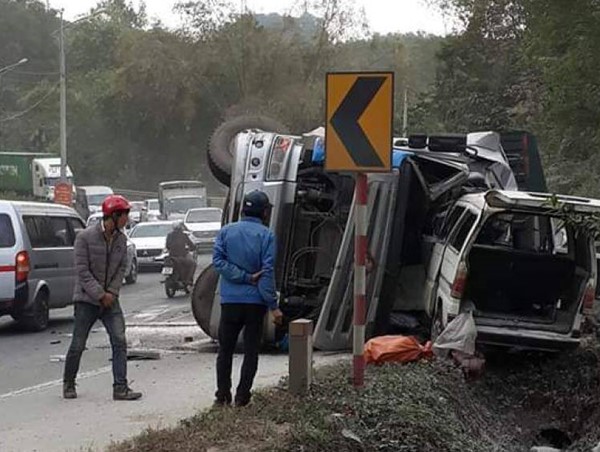 Xe container nổ lốp đâm trực diện xe khách, 7 người nhập viện