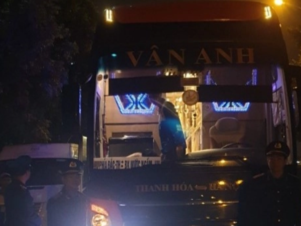 TTGT quận Cầu Giấy “bắt sống” xe khách chạy sai hành trình lúc rạng sáng